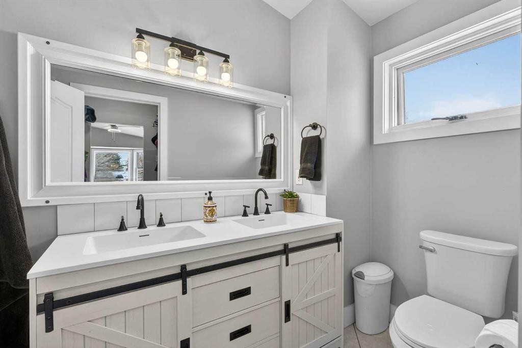 64 Foxwell Road Se, Calgary, AB - Indoor Photo Showing Bathroom