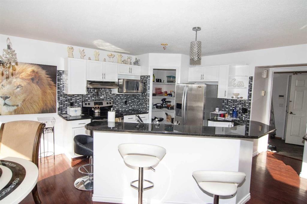47 Anaheim Crescent Ne, Calgary, AB - Indoor Photo Showing Kitchen With Upgraded Kitchen