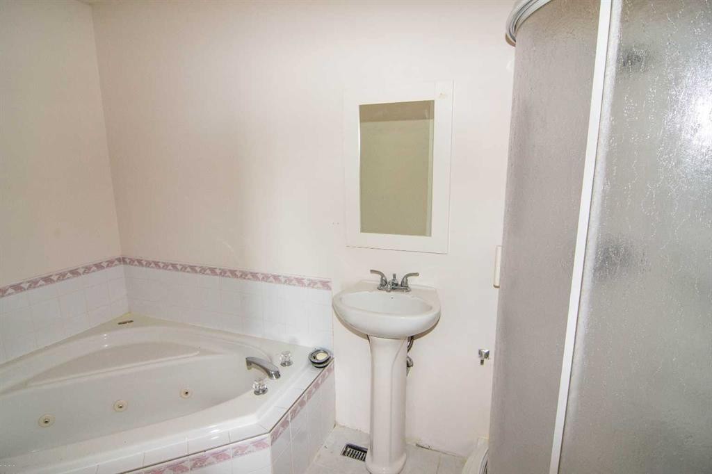 47 Anaheim Crescent Ne, Calgary, AB - Indoor Photo Showing Bathroom