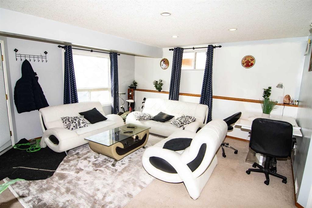 47 Anaheim Crescent Ne, Calgary, AB - Indoor Photo Showing Living Room