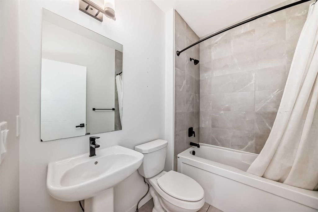 120 Seton Villas Se, Calgary, AB - Indoor Photo Showing Bathroom