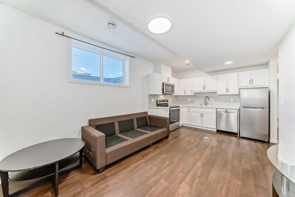 120 Seton Villas Se, Calgary, AB - Indoor Photo Showing Kitchen
