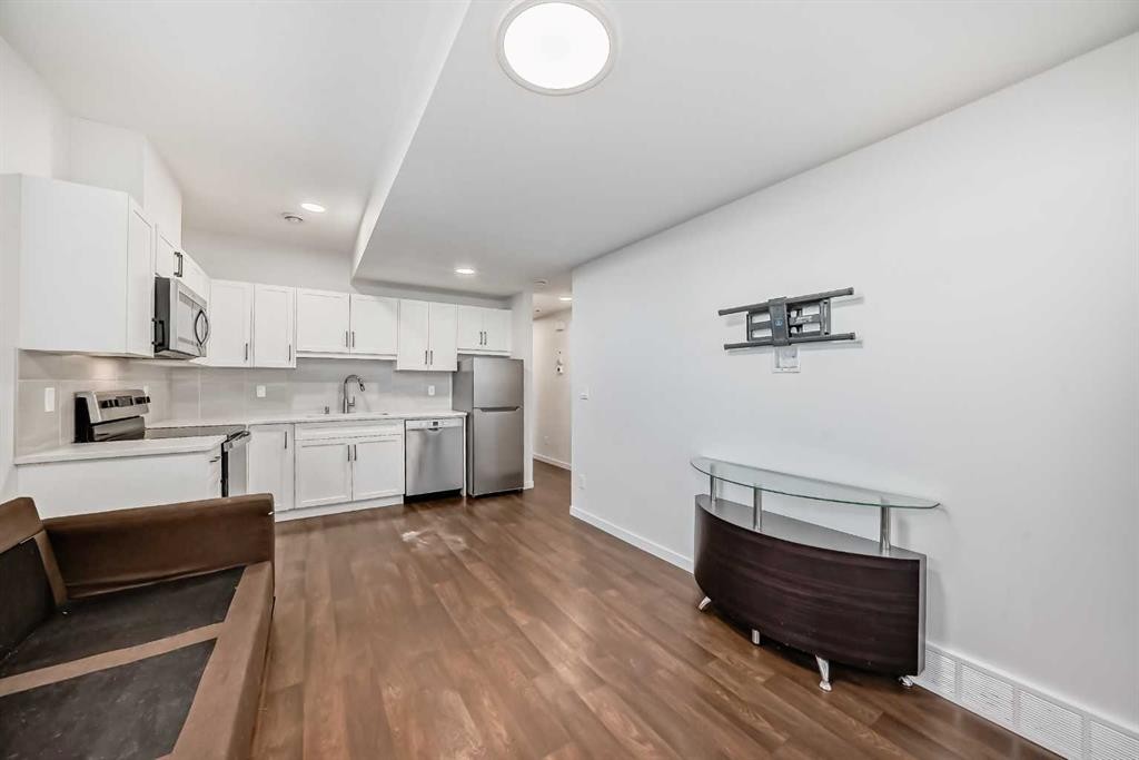 120 Seton Villas Se, Calgary, AB - Indoor Photo Showing Kitchen
