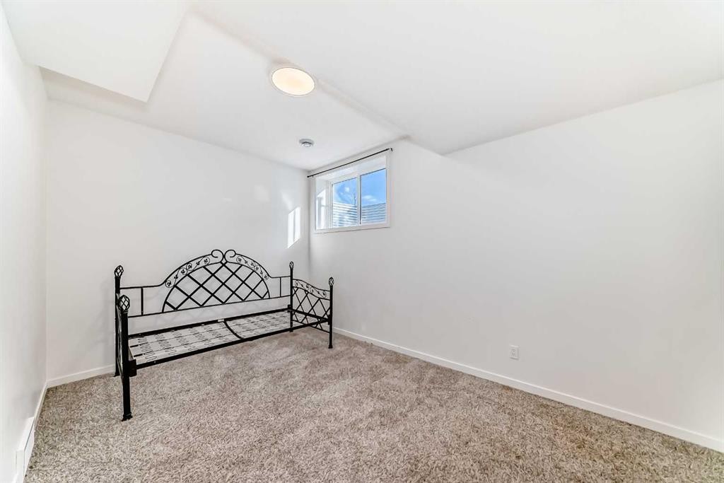 120 Seton Villas Se, Calgary, AB - Indoor Photo Showing Other Room