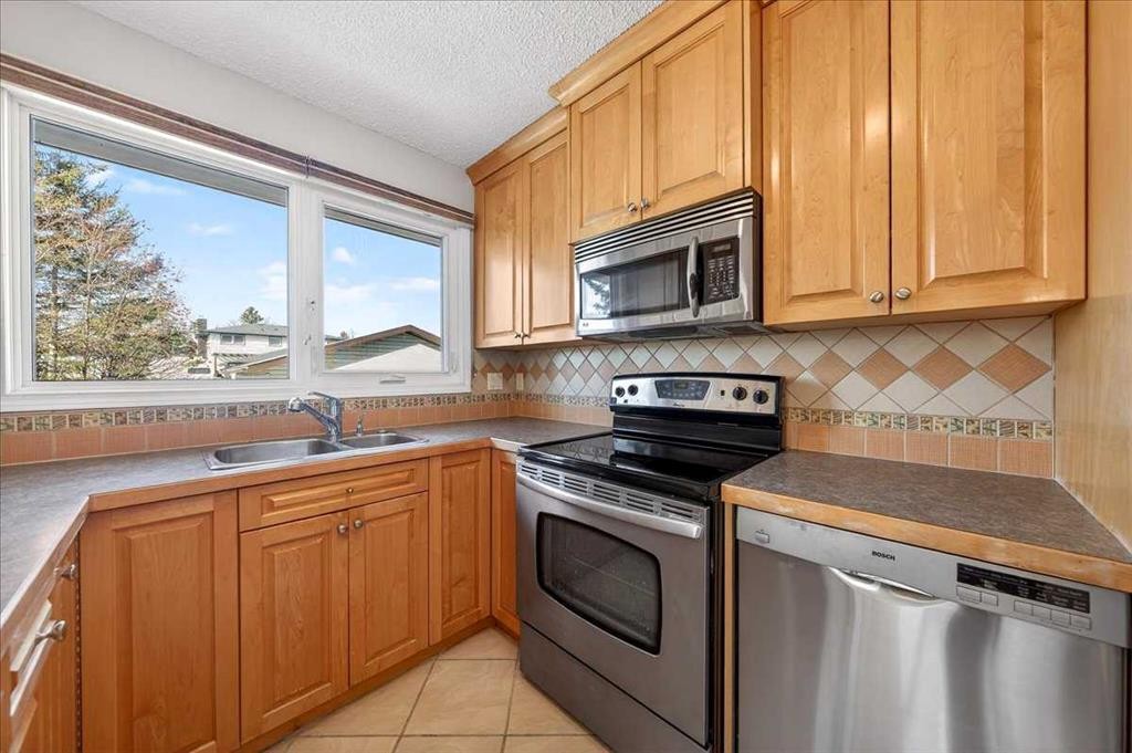 215 Pinegrove Close Ne, Calgary, AB - Indoor Photo Showing Kitchen With Double Sink