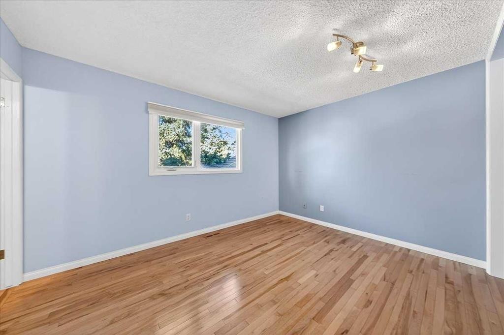 215 Pinegrove Close Ne, Calgary, AB - Indoor Photo Showing Other Room