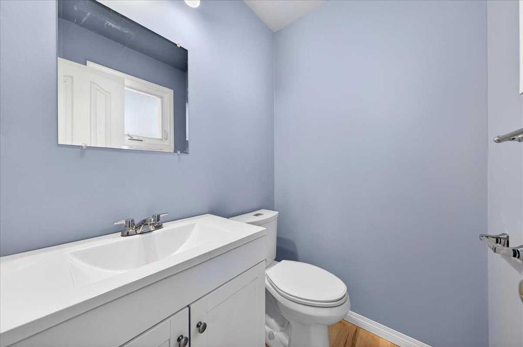 215 Pinegrove Close Ne, Calgary, AB - Indoor Photo Showing Bathroom