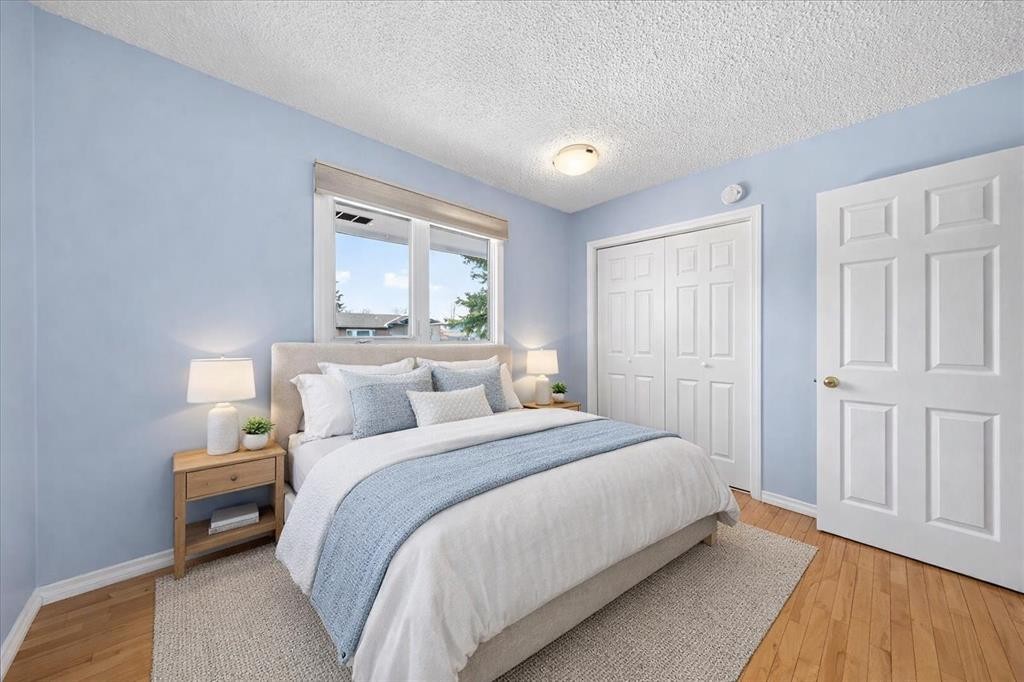 215 Pinegrove Close Ne, Calgary, AB - Indoor Photo Showing Bedroom