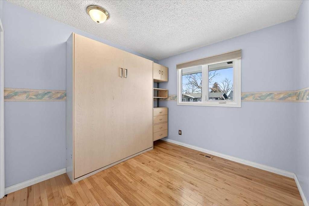 215 Pinegrove Close Ne, Calgary, AB - Indoor Photo Showing Other Room