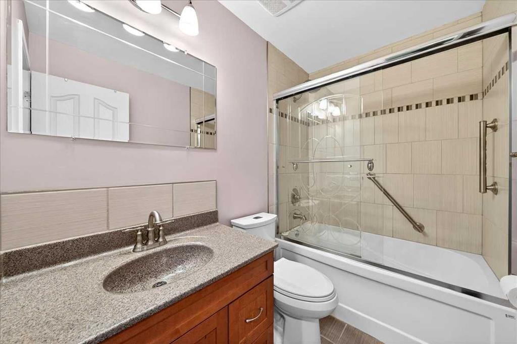 215 Pinegrove Close Ne, Calgary, AB - Indoor Photo Showing Bathroom