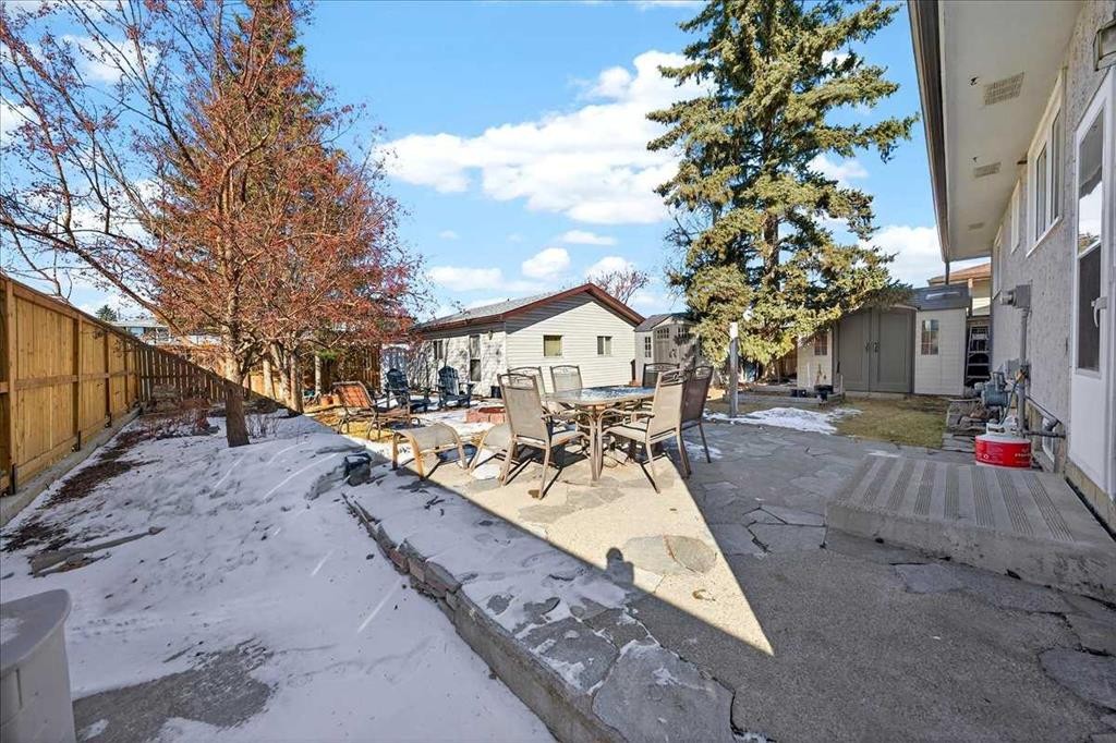 215 Pinegrove Close Ne, Calgary, AB - Outdoor