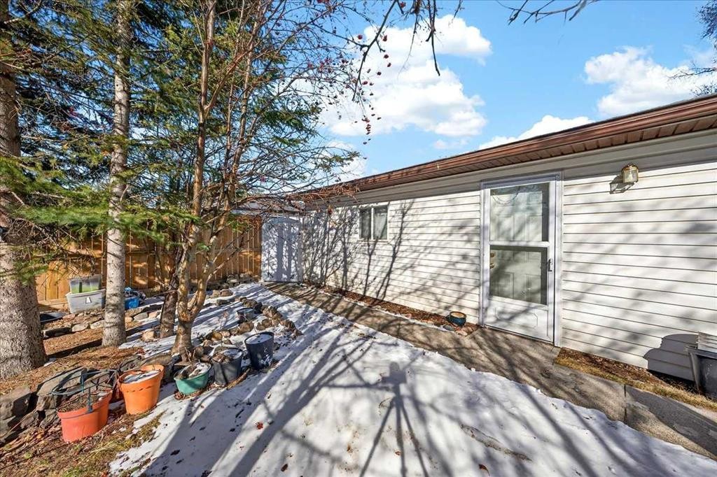 215 Pinegrove Close Ne, Calgary, AB - Outdoor