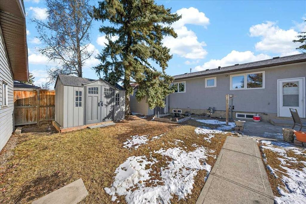215 Pinegrove Close Ne, Calgary, AB - Outdoor