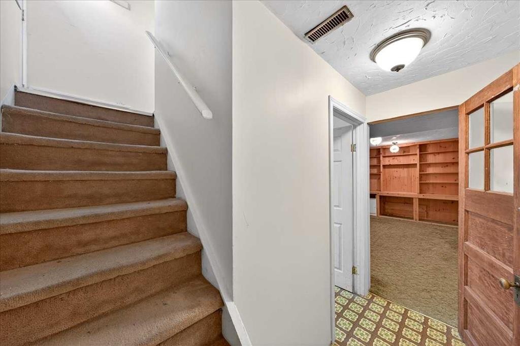 215 Pinegrove Close Ne, Calgary, AB - Indoor Photo Showing Other Room