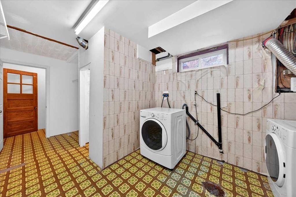 215 Pinegrove Close Ne, Calgary, AB - Indoor Photo Showing Laundry Room