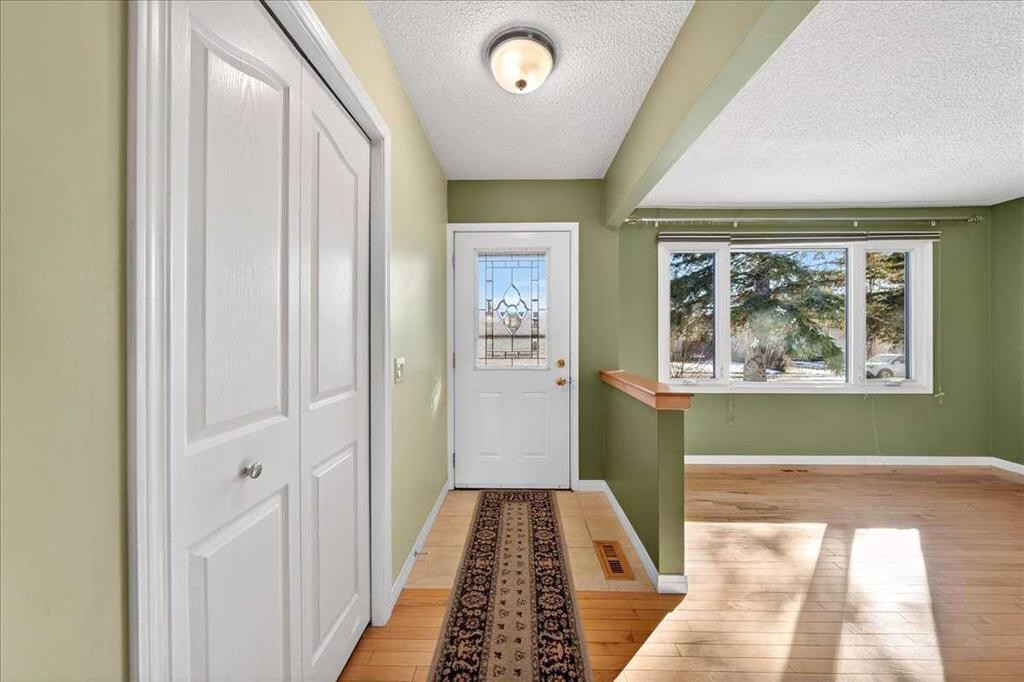 215 Pinegrove Close Ne, Calgary, AB - Indoor Photo Showing Other Room