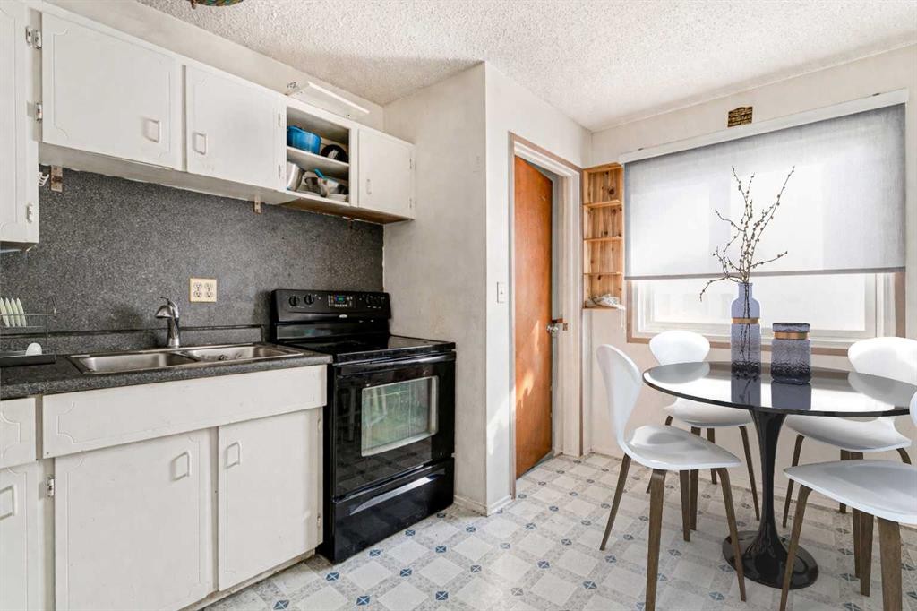 55 Queen Isabella Close Se, Calgary, AB - Indoor