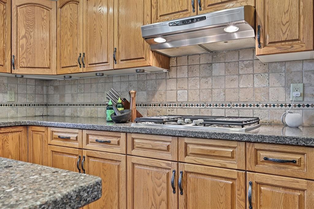 33 Sunset Crescent, Okotoks, AB - Indoor Photo Showing Kitchen