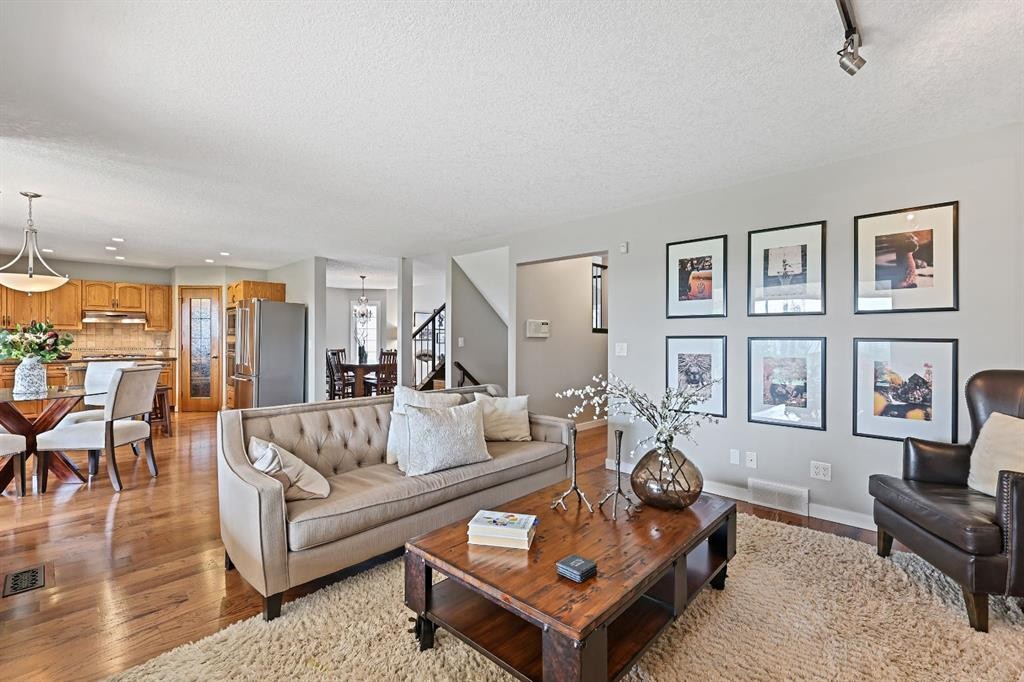 33 Sunset Crescent, Okotoks, AB - Indoor Photo Showing Living Room