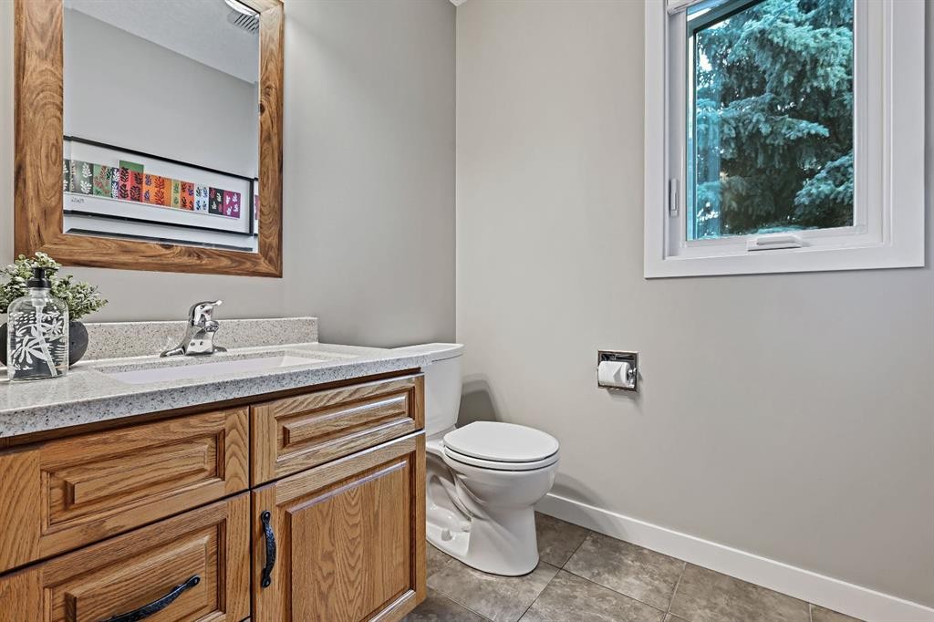 33 Sunset Crescent, Okotoks, AB - Indoor Photo Showing Bathroom