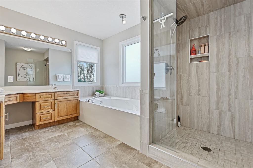33 Sunset Crescent, Okotoks, AB - Indoor Photo Showing Bathroom