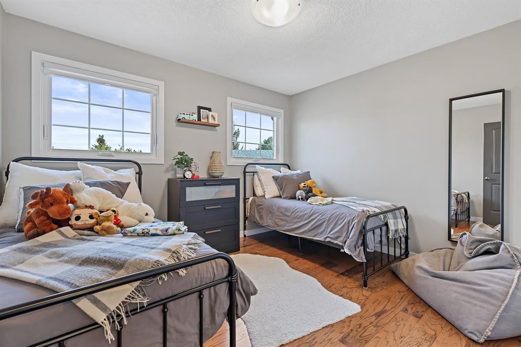 33 Sunset Crescent, Okotoks, AB - Indoor Photo Showing Bedroom