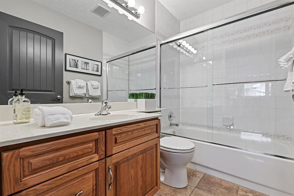 33 Sunset Crescent, Okotoks, AB - Indoor Photo Showing Bathroom