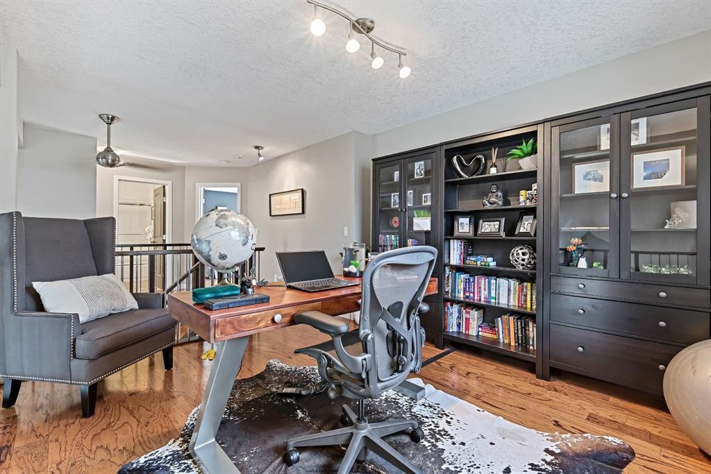 33 Sunset Crescent, Okotoks, AB - Indoor Photo Showing Office