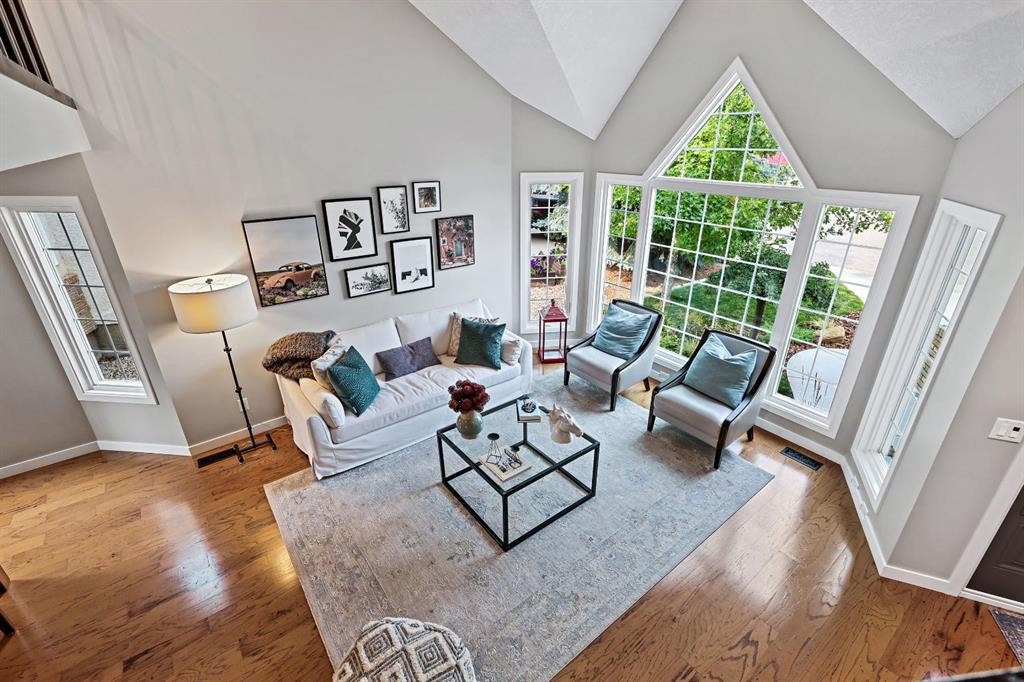 33 Sunset Crescent, Okotoks, AB - Indoor Photo Showing Living Room