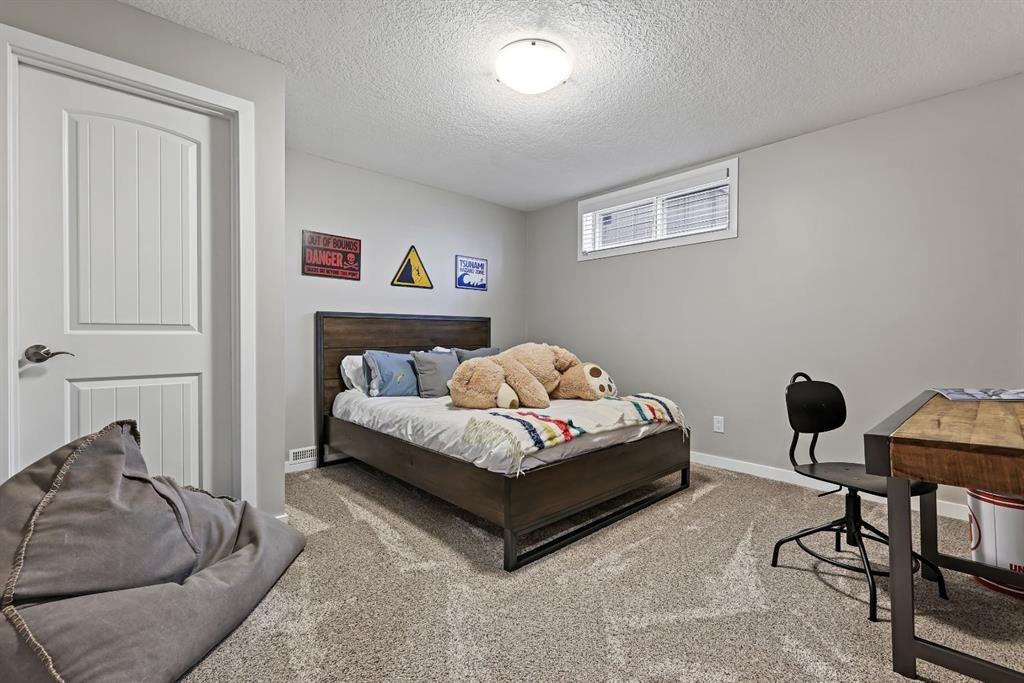 33 Sunset Crescent, Okotoks, AB - Indoor Photo Showing Bedroom