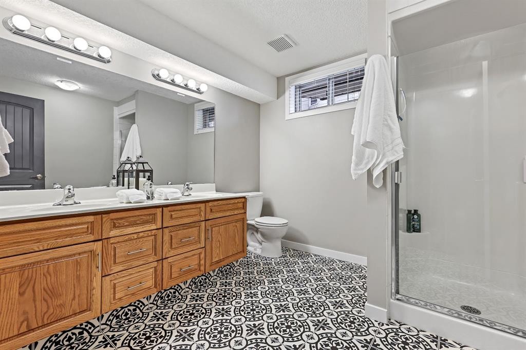 33 Sunset Crescent, Okotoks, AB - Indoor Photo Showing Bathroom