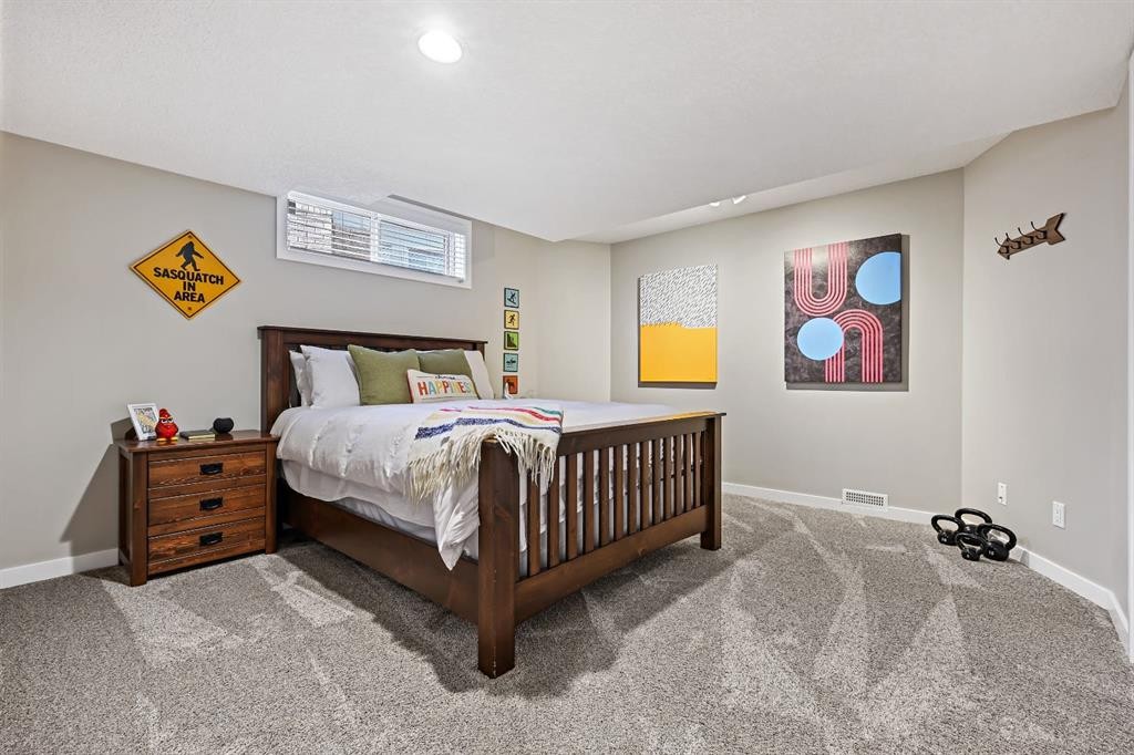 33 Sunset Crescent, Okotoks, AB - Indoor Photo Showing Bedroom
