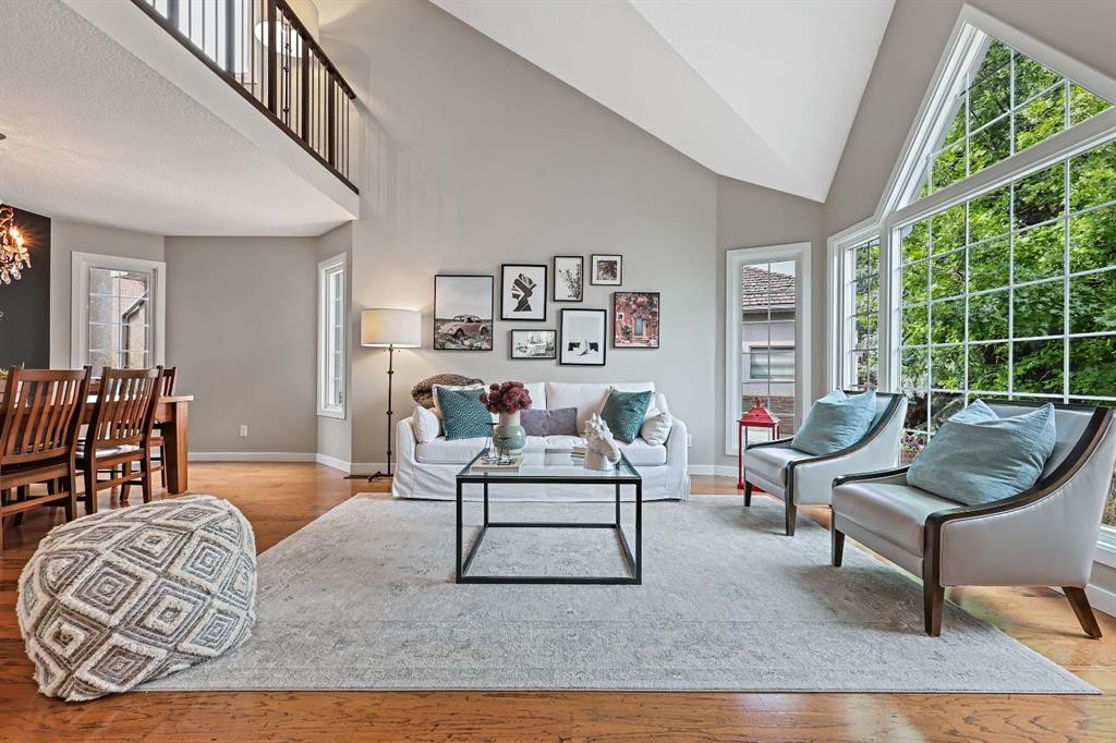 33 Sunset Crescent, Okotoks, AB - Indoor Photo Showing Living Room