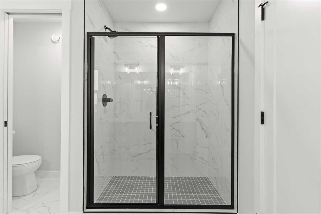 467 Kinniburgh Loop, Chestermere, AB - Indoor Photo Showing Bathroom