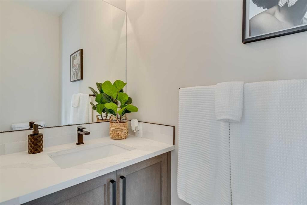 467 Kinniburgh Loop, Chestermere, AB - Indoor Photo Showing Bathroom