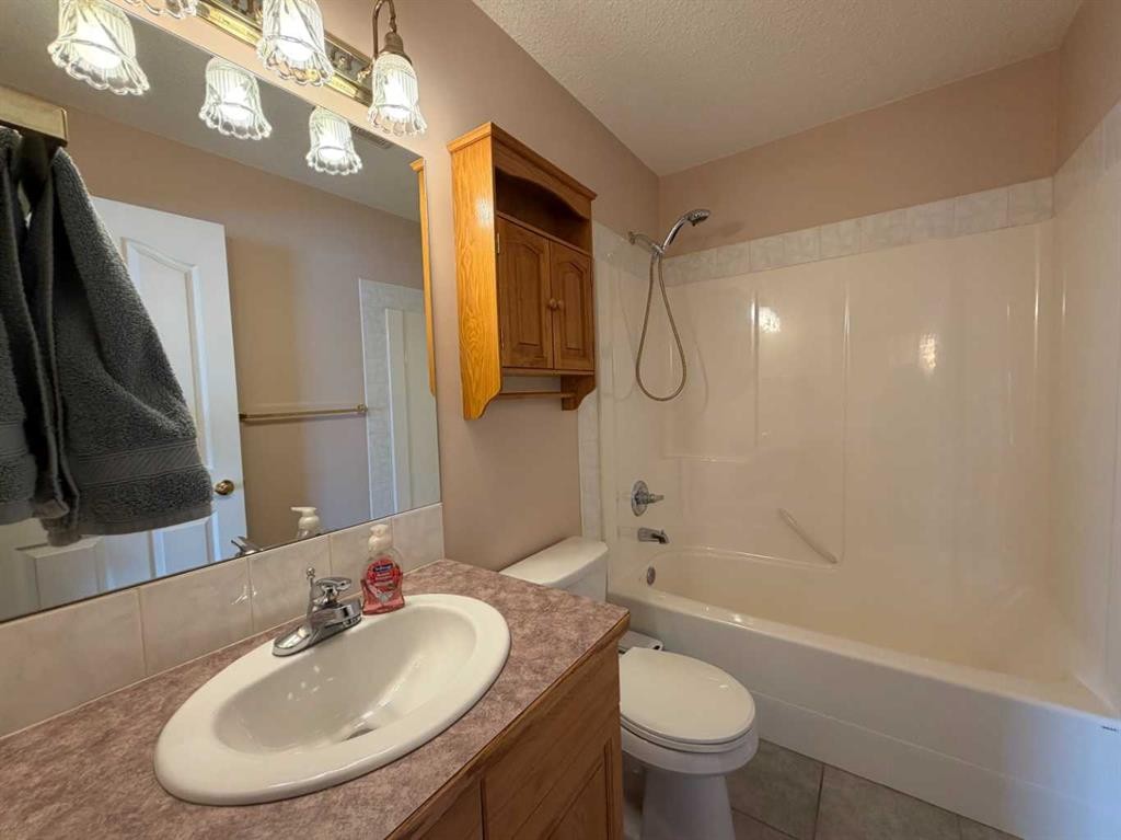 5111 Shannon Drive, Olds, AB - Indoor Photo Showing Bathroom