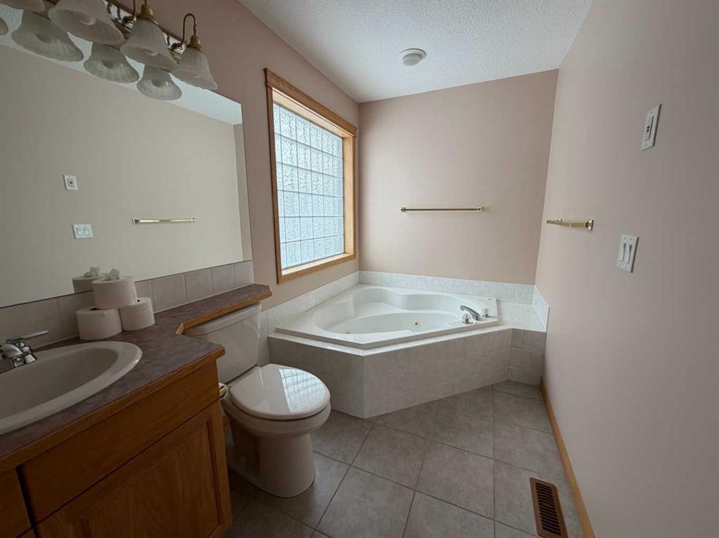 5111 Shannon Drive, Olds, AB - Indoor Photo Showing Bathroom