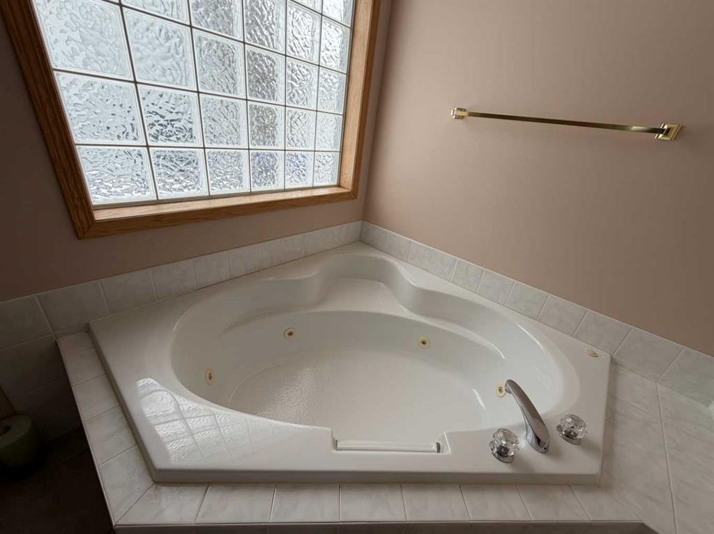 5111 Shannon Drive, Olds, AB - Indoor Photo Showing Bathroom