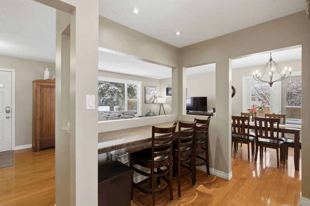 527 Athlone Road Se, Calgary, AB - Indoor Photo Showing Dining Room