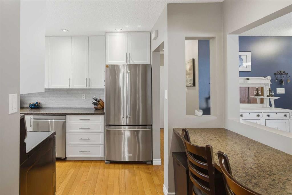 527 Athlone Road Se, Calgary, AB - Indoor Photo Showing Kitchen With Stainless Steel Kitchen