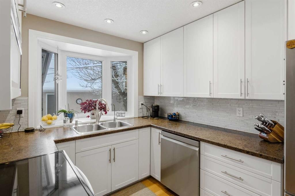 527 Athlone Road Se, Calgary, AB - Indoor Photo Showing Kitchen With Double Sink