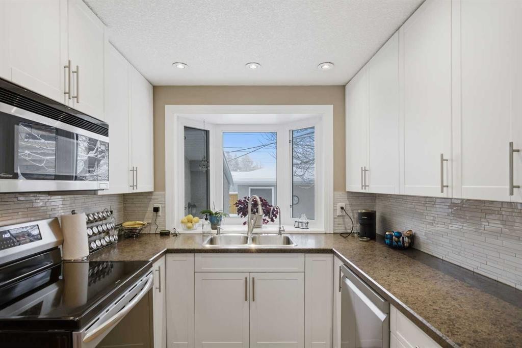 527 Athlone Road Se, Calgary, AB - Indoor Photo Showing Kitchen With Stainless Steel Kitchen With Double Sink