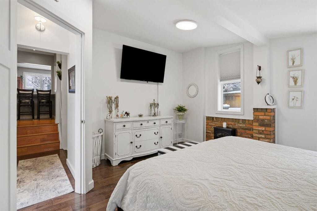 527 Athlone Road Se, Calgary, AB - Indoor Photo Showing Bedroom
