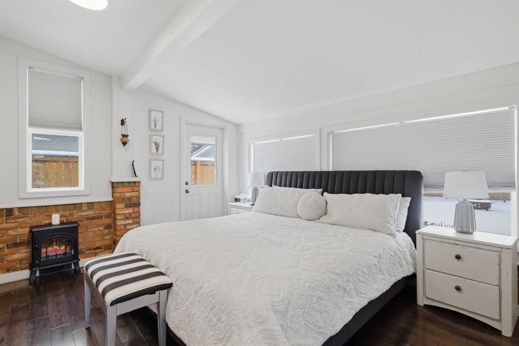 527 Athlone Road Se, Calgary, AB - Indoor Photo Showing Bedroom