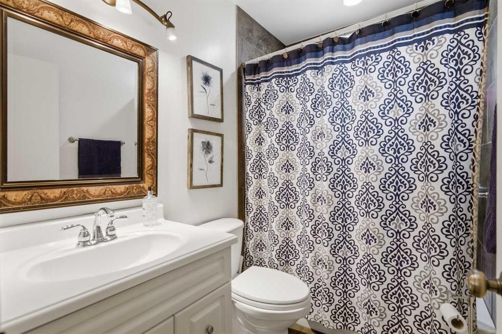 527 Athlone Road Se, Calgary, AB - Indoor Photo Showing Bathroom
