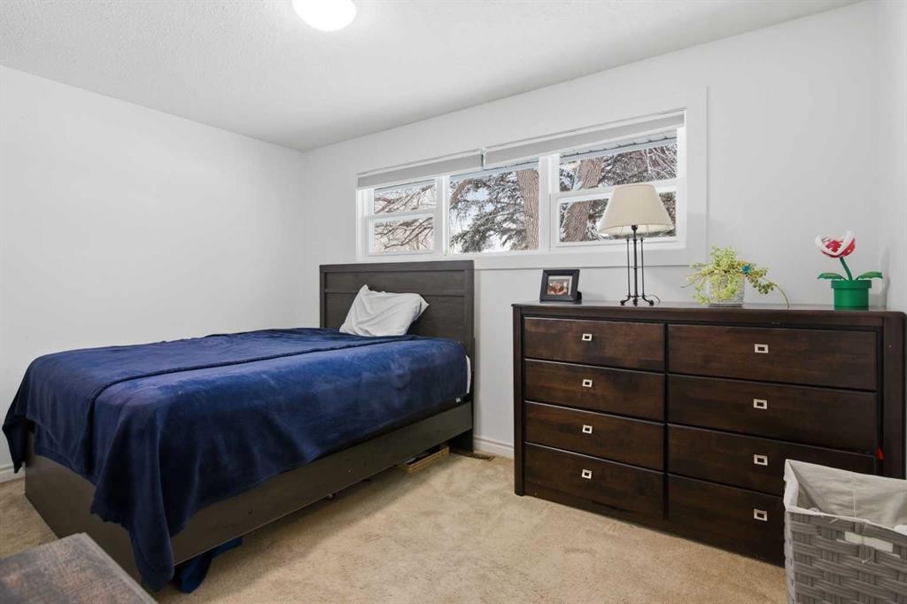 527 Athlone Road Se, Calgary, AB - Indoor Photo Showing Bedroom