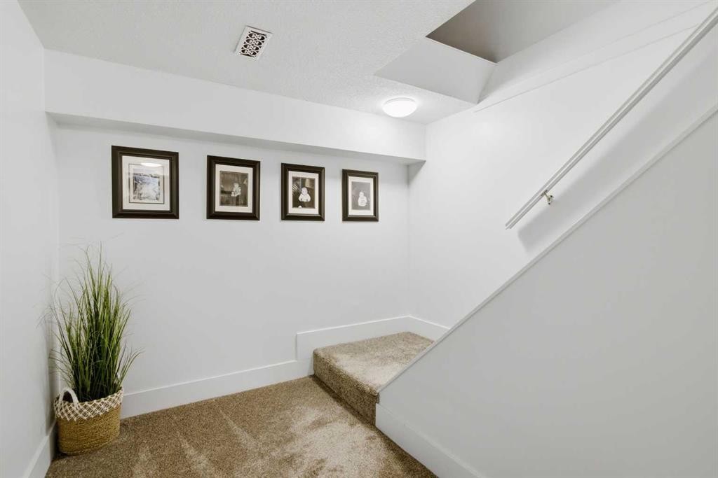 527 Athlone Road Se, Calgary, AB - Indoor Photo Showing Other Room