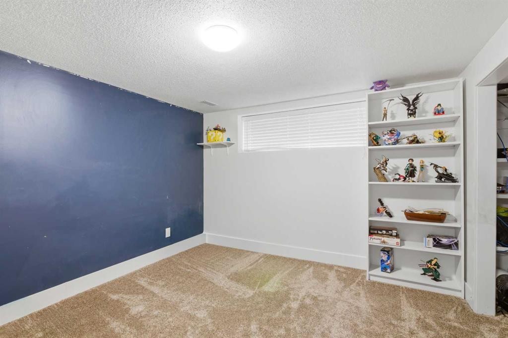 527 Athlone Road Se, Calgary, AB - Indoor Photo Showing Other Room