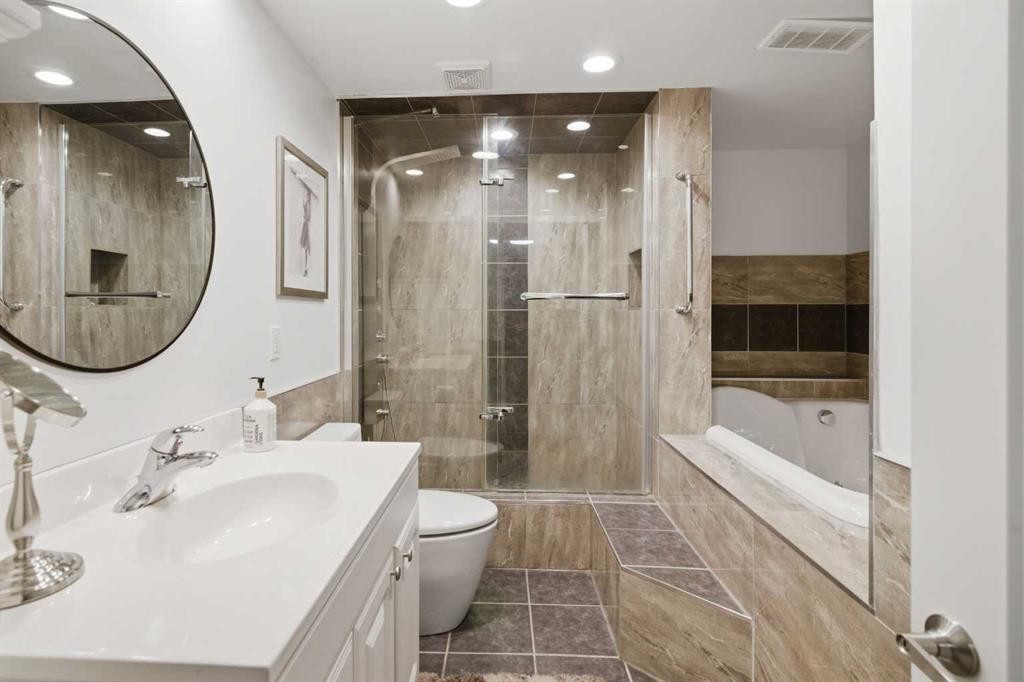 527 Athlone Road Se, Calgary, AB - Indoor Photo Showing Bathroom