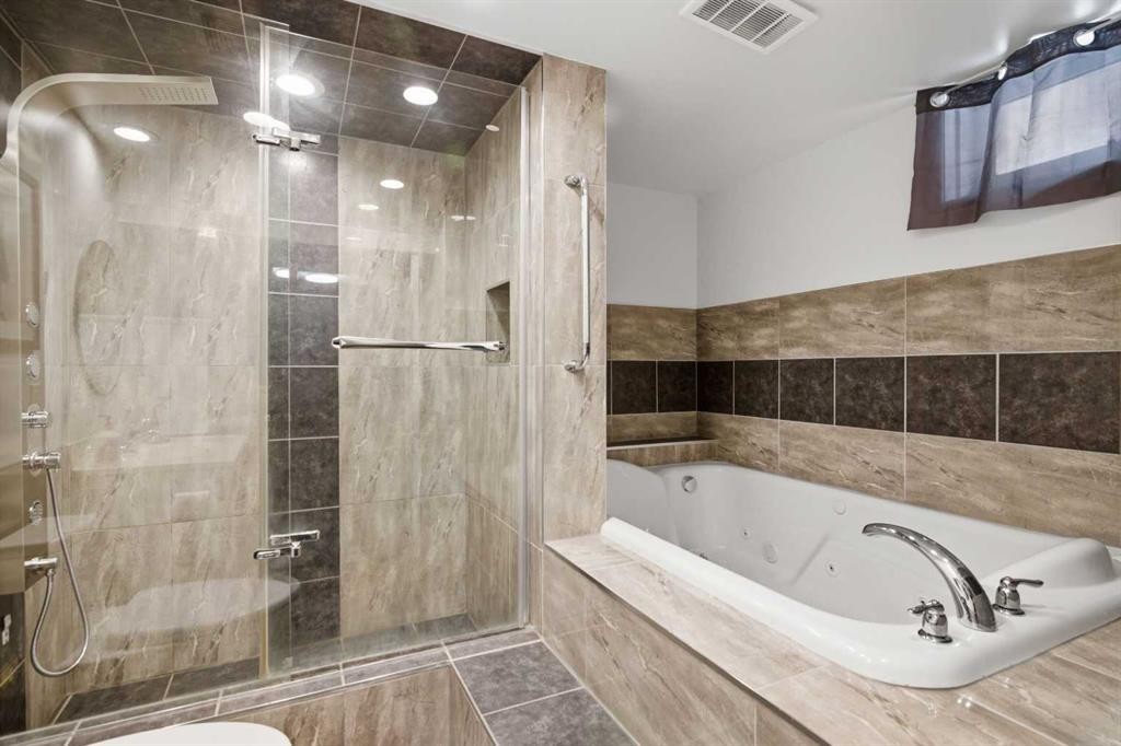 527 Athlone Road Se, Calgary, AB - Indoor Photo Showing Bathroom
